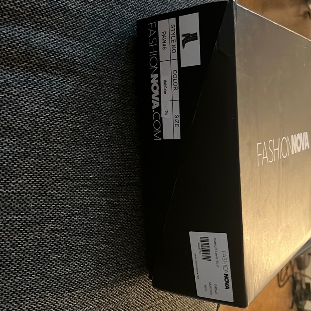 Brand new snake skin boots with zipper inside.size 10W